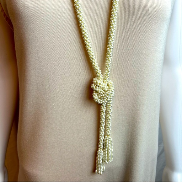 Vintage faux pearl single strand necklace. - Picture 2 of 6